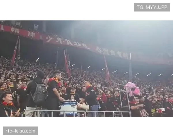 看台现感人一幕，双方球迷为罹患重病的小球迷齐声鼓掌